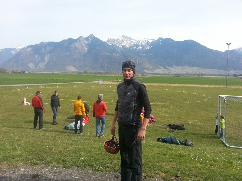 Bastien est pilote biplace "B". Examen de parapente à Vionnaz, formation Twist'air