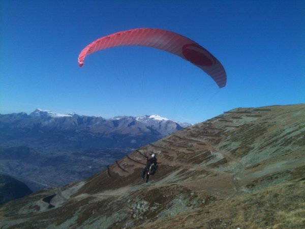 Heinz vol en parapente à Vercorin et Evolène